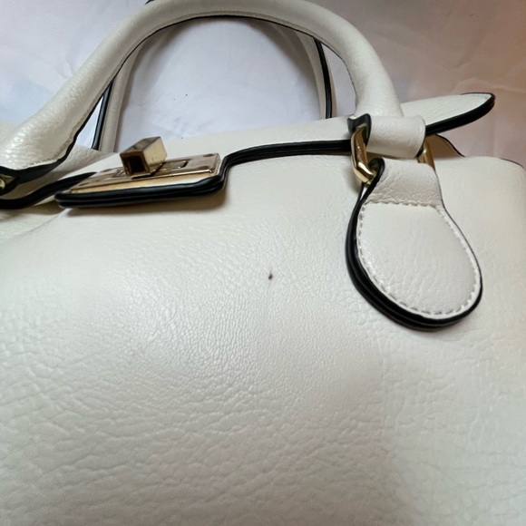 Cream tote bag with gold hardware - Picture 2 of 11